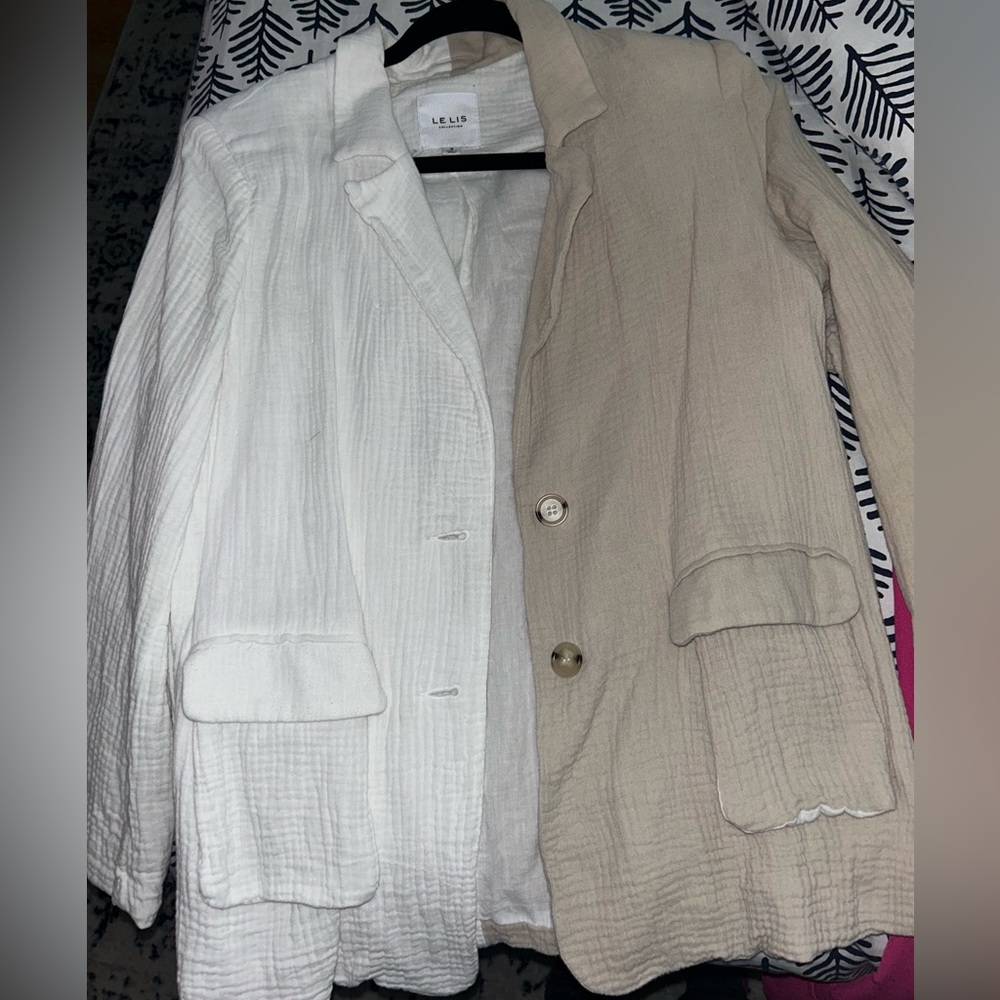 Women’s boutique blazer with matching bandeau top! Size small!